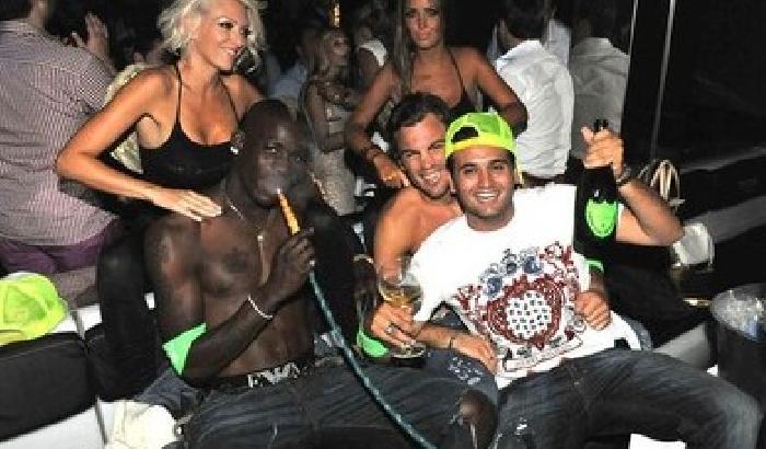 Balotelli a Saint Tropez tra champagne e fumo