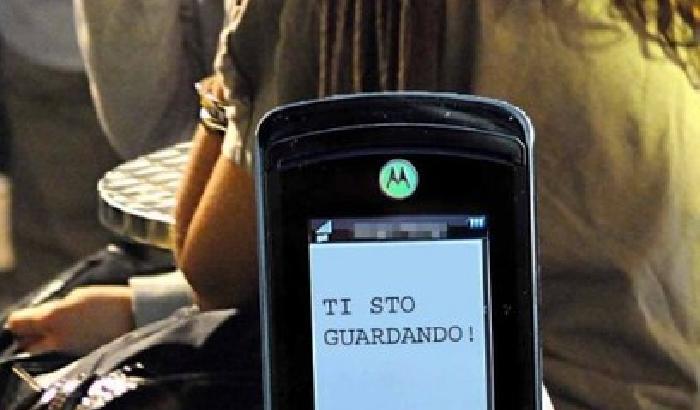 Perseguita una donna con duemila sms, arrestato per stalking