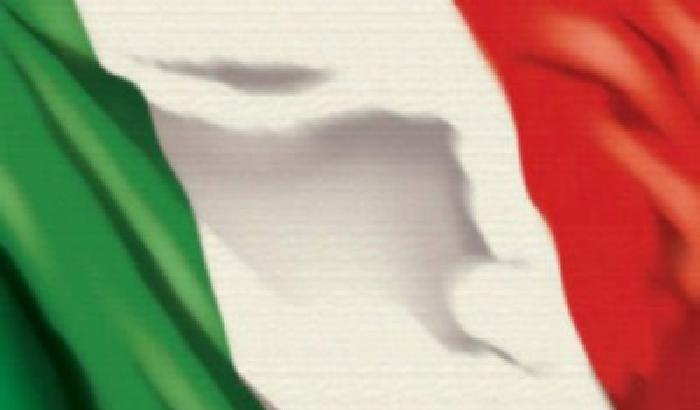 Una grata per proteggere il tricolore dai vandali