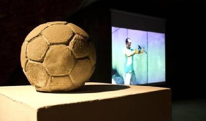 Palestina, dal Muro di Separazione è uscito un pallone