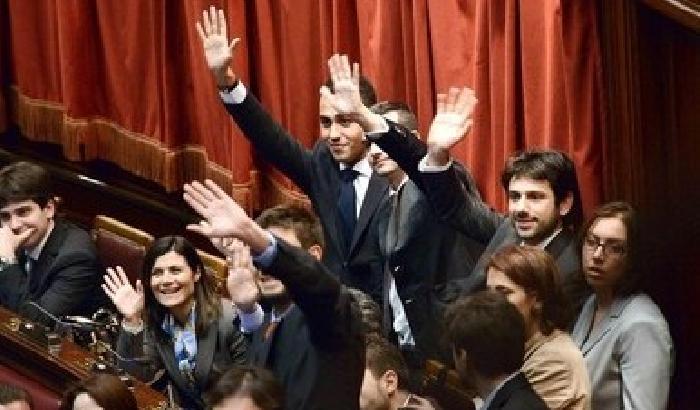 Deputati M5s contestati davanti alla Camera: votate la fiducia