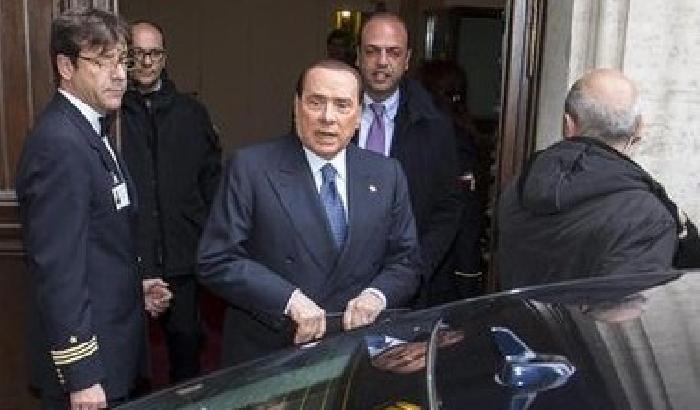 Berlusconi contro i grillini: burattini trascinati da un squilibrato