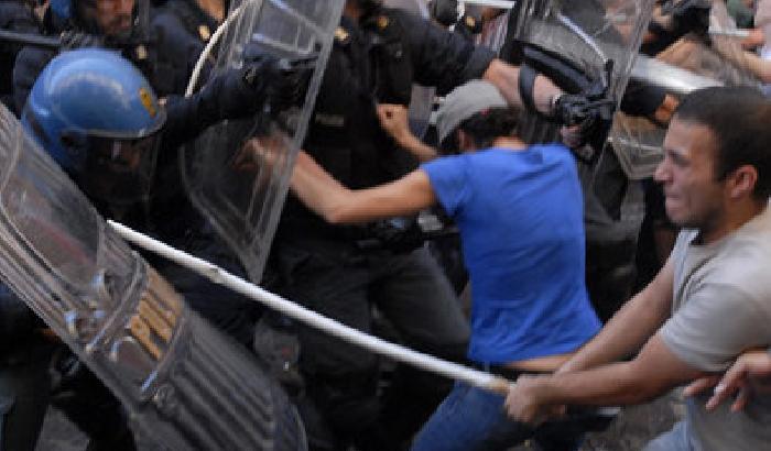 Bologna, scontri tra manifestanti e polizia in piazza Verdi