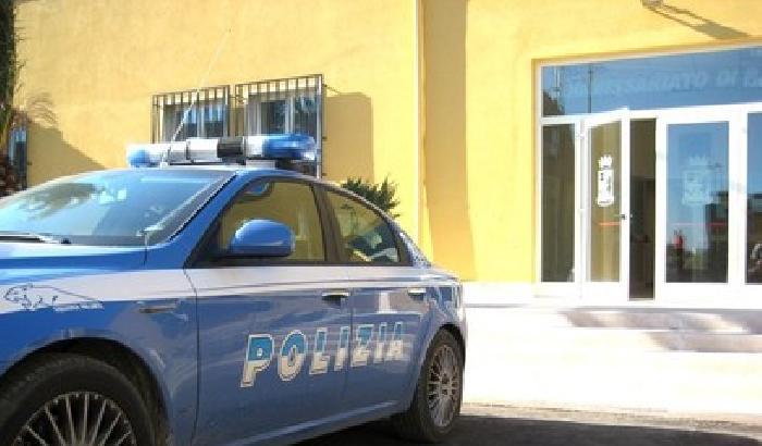 Crisi: lascia la figlia alla polizia, voleva uccidersi