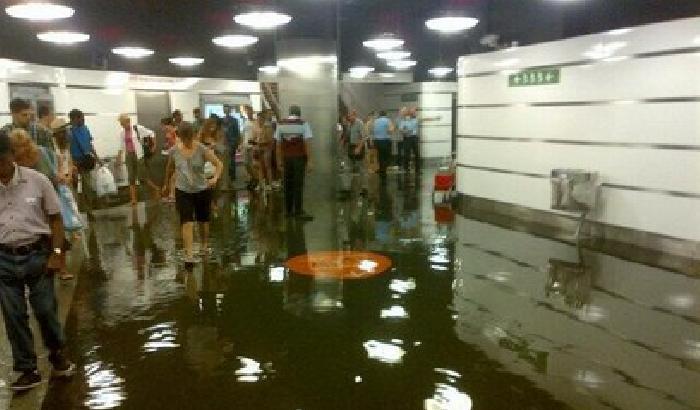 Roma allagata, chiusa metro a Termini