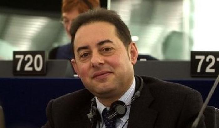 Pittella (Pd): il partito si è inginocchiato al diktat del Cav