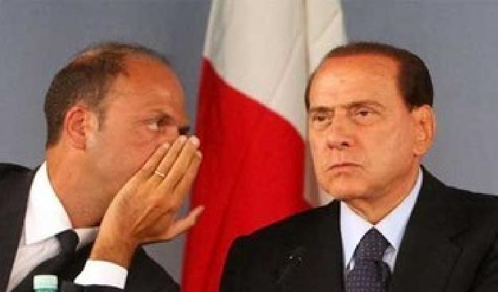 Berlusconi ferma i falchi: niente crisi di governo