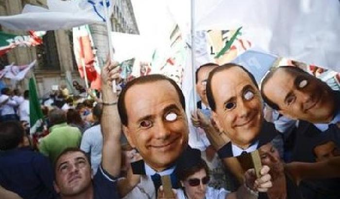 Berlusconi sfida l'Italia: io non mollo