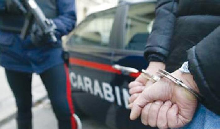 Picchia la moglie e molesta la figlia, arrestato