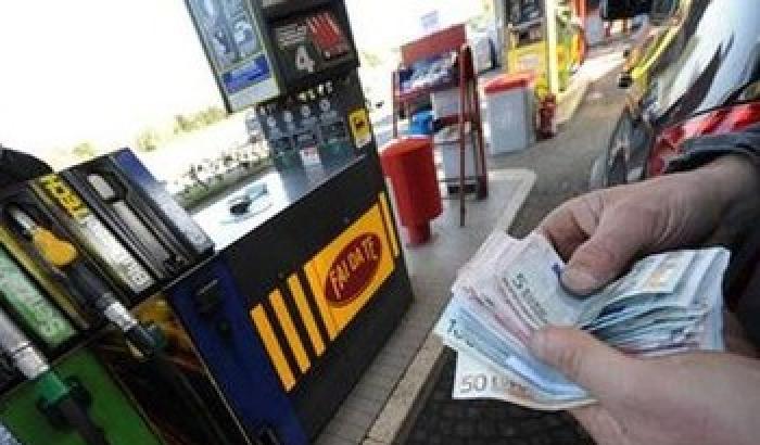 Scende ancora il prezzo della benzina