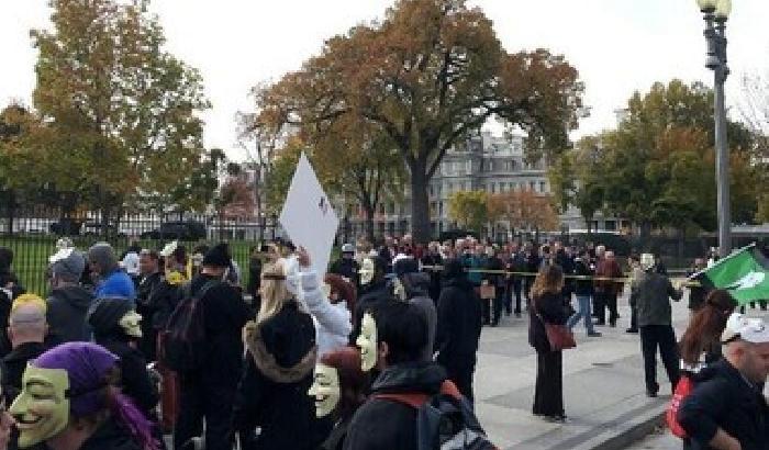 L'onda di Million Mask March in 430 piazze del mondo