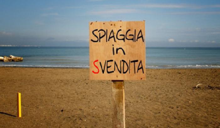 Spiagge, Verdi contro M5s: regalati 100 milioni alla lobby dei balneari