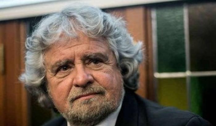 Grillo cita Berlusconi: «Chi vota Pd è un coglione»