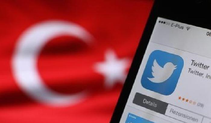 Turchia: la Consulta libera Twitter, Erdogan si infuria