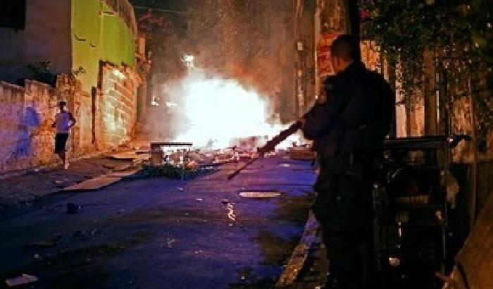 Copacabana nel caos: scontri in una favela