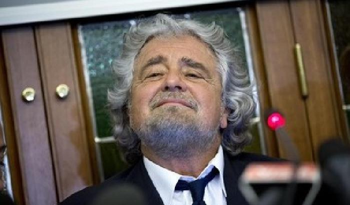 Grillo lancia l'inno per le Europee: #PugniSulTavolo