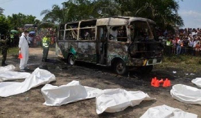 Colombia: 31 bambini arsi vivi in uno scuolabus