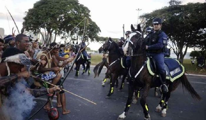 Brasile, indios con le frecce contro il mondiale