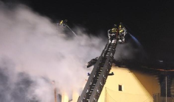 Cade un fulmine in una chiesa: va a fuoco un campanile