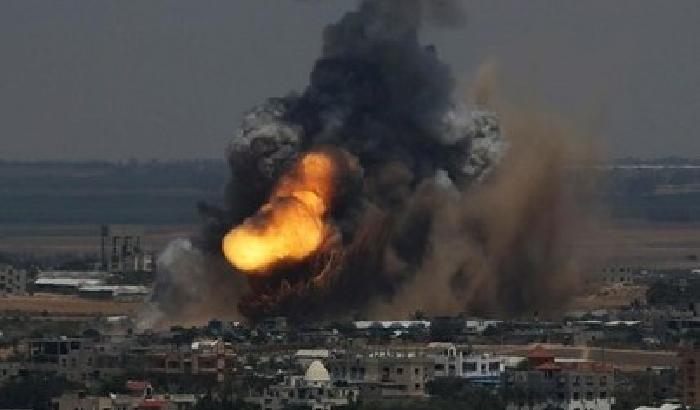 Bombe su Gaza, 52 morti e 450 feriti