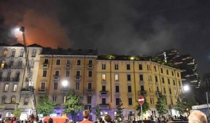 Milano, rogo devastante nel quartiere Isola