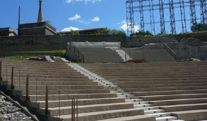 La gradinata del teatro 'ristrutturata' con una colata di cemento