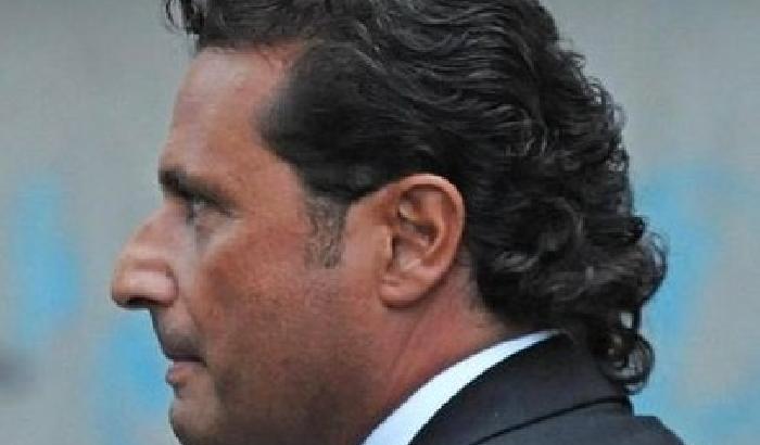 Schettino si commuove: morire o salire sulla scialuppa