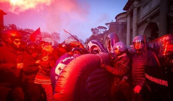 Scontri a Roma tra polizia e anti-Lega