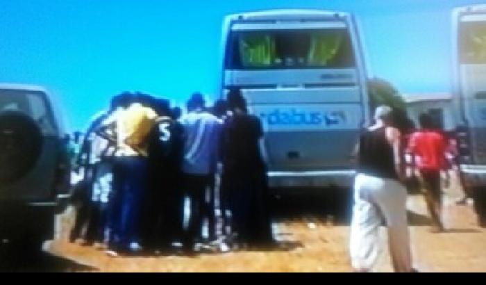 Sassari: continua la protesta dei migranti, seconda notte sul bus