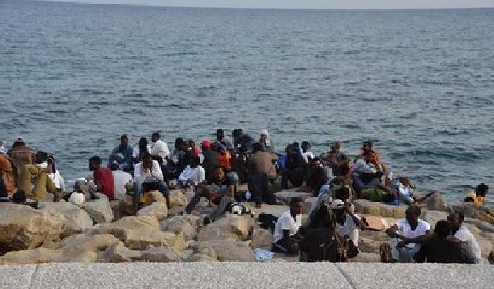 Migranti, protesta sugli scogli a Ventimiglia