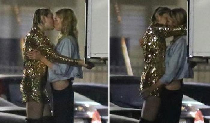 Baci hot tra Miley Cyrus e Stella Maxwell