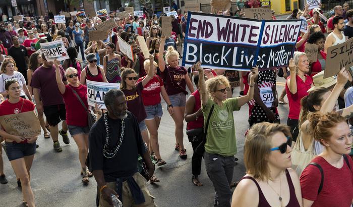 Proteste in Minnesota, negli scontri feriti 5 agenti