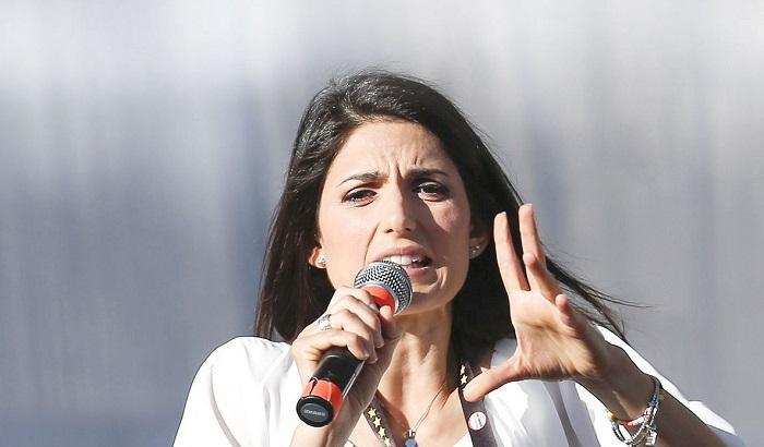 Raggi si difende: diamo fastidio. Poi caccia Marra