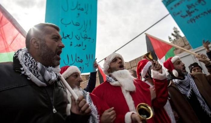 Betlemme: gas israeliani contro la protesta dei palestinesi vestiti da Babbo Natale