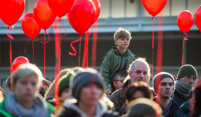 I bambini di Lugano: palloncini rossi contro la guerra