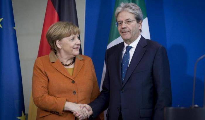 Grillo attacca Gentiloni: telecomandato da Merkel e banche