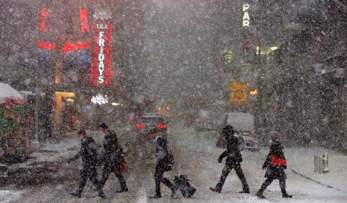 Una tempesta di neve imbianca New York: 2.800 voli cancellati