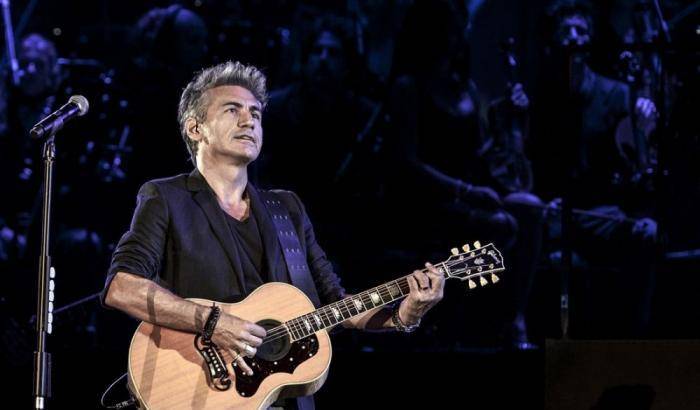 Ligabue operato alle corde vocali: sta bene, intervento riuscito