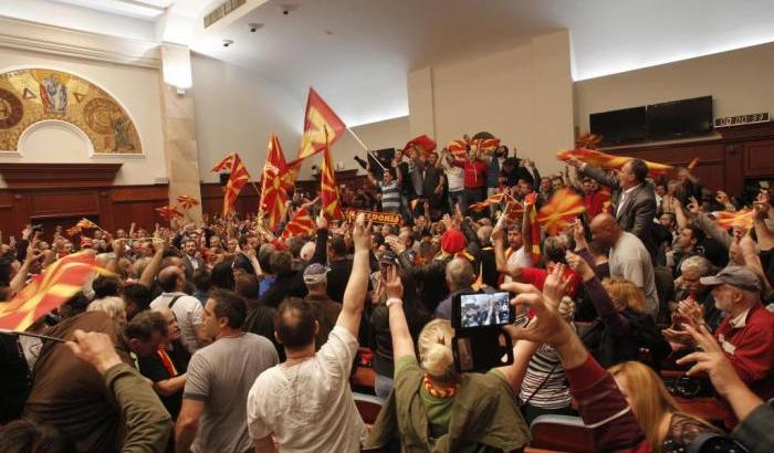 Scontri nel parlamento di Skopje, Mosca: "grossolane interferenze di Europa e Usa"