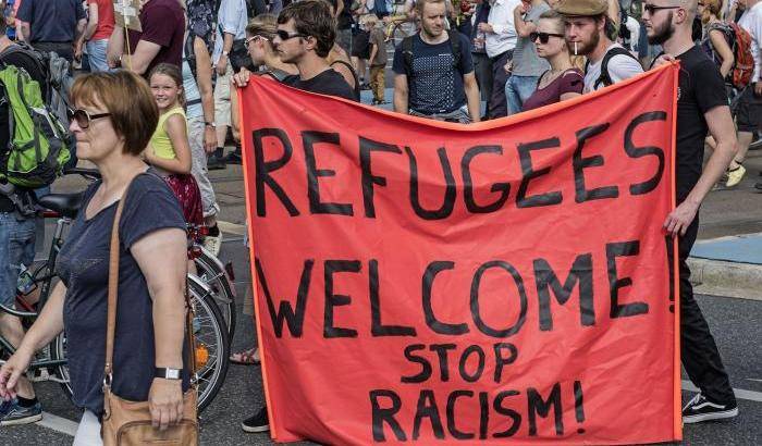 Veneto, partecipa alla manifestazione pro-accoglienza: sindaco punisce il dipendente