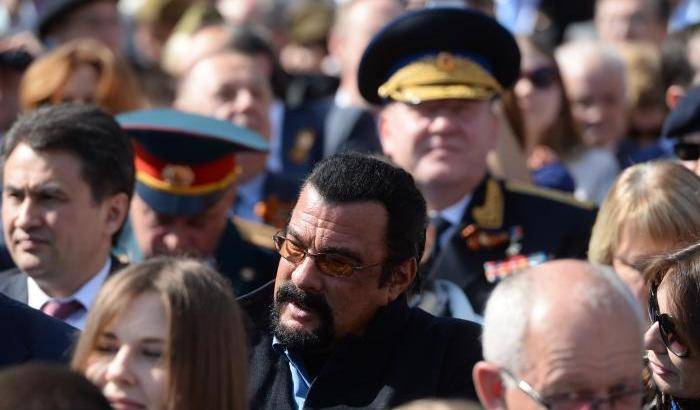 Troppo amico di Putin: l'Ucraina vieta l'ingresso per 5 anni a Steven Seagal