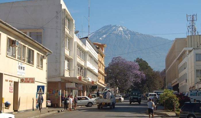 Strage in Tanzania, bus carico di studenti precipita: oltre 30 i morti