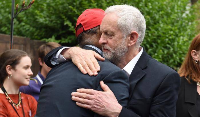 Corbyn: le case vuote dei ricchi requisite per ospitare gli sfollati del Grenfell Tower