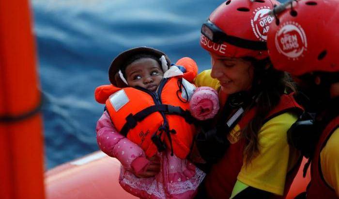 Il sorriso per la bambina salva: ma 400 sono affogati nel Mediterraneo