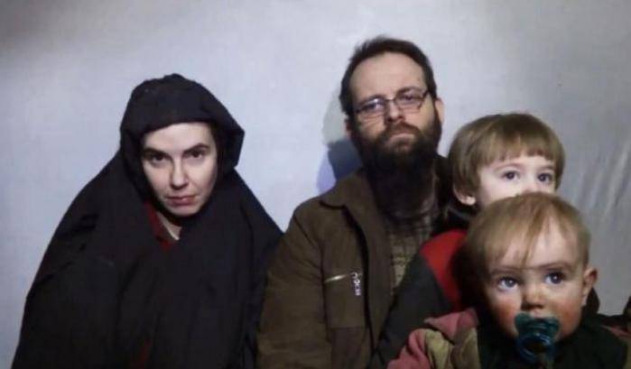 Joshua Boyle con la famiglia durante la prigionia