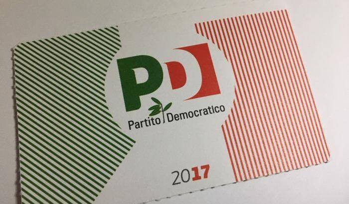 Voto infuocato, consigliere M5s di Roma brucia una tessera del Pd