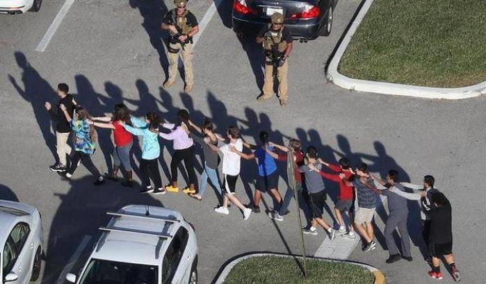 I ragazzi fuori dal liceo Parkland