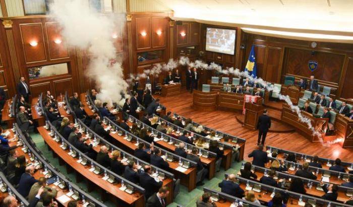 Kosovo: lacrimogeni in Parlamento per impedire un accordo sui confini