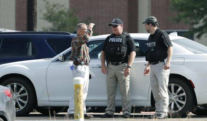 Sparatoria in una scuola in Texas: 10 le vittime. Il killer è uno studente