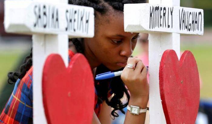 A noi le lacrime e i morti. Ai mercanti di armi i soldi